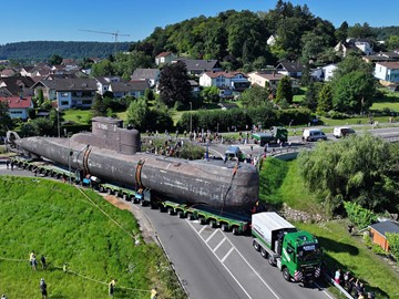 04-Tahač MAN a transport 350tunového obra